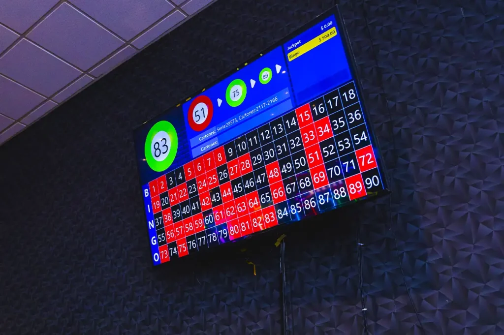 Pantalla de números en juego durante una partida de bingo en Casino Centenario.