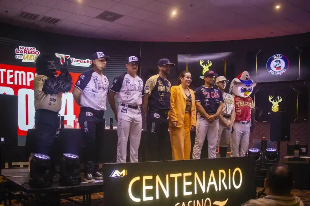 Jugadores de los Tecos de los Dos Laredos posan junto a Carmen Lilia Canturosas en un evento realizado en Casino Centenario.