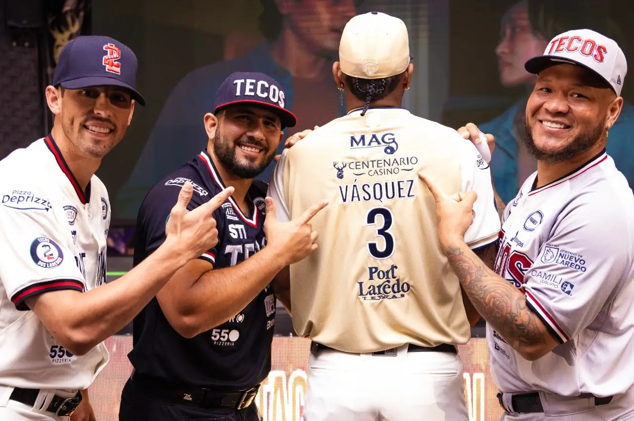 Jugadores del equipo Tecos sonrientes señalando la espalda de un compañero que muestra la camiseta con el logo de Centenario Casino y otros patrocinadores.