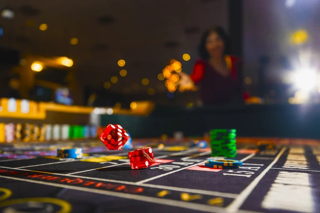 Lanzamiento de dados sobre mesa de juego en Casino Centenario.