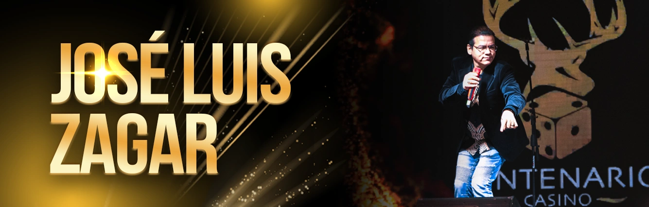 José Luis Zagar, comediante, en el escenario de Casino Centenario sosteniendo un micrófono durante su show.