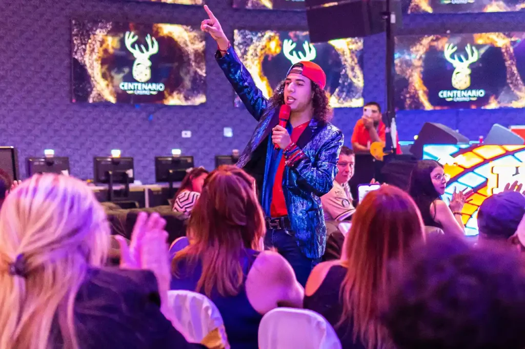 Kevyn Contreras, comediante, interactuando con el público durante su show en Casino Centenario.