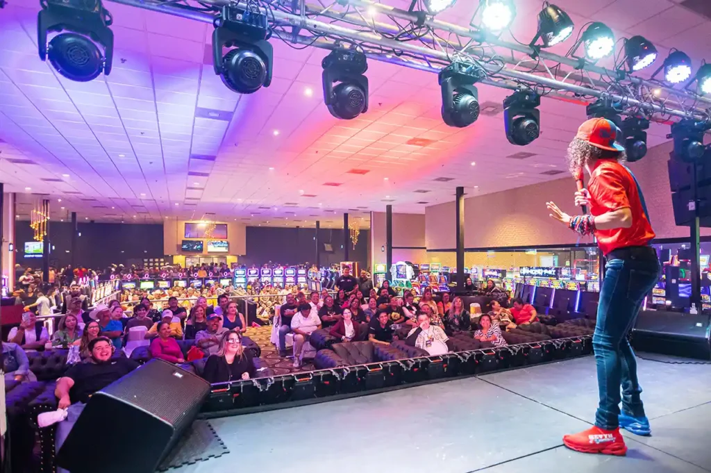 Kevyn Contreras, comediante, en el escenario de Casino Centenario frente a un público lleno y entusiasta.