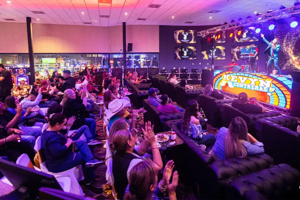 Público disfrutando el show de comedia de Kevyn Contreras en Casino Centenario.