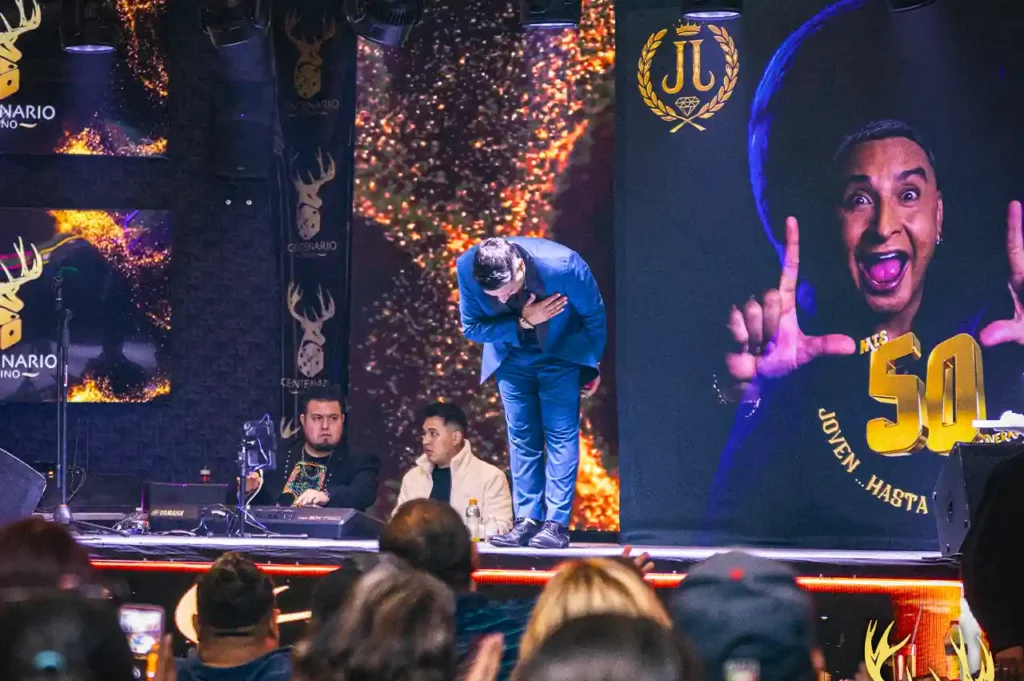 JJ El Comediante inclinándose con la mano en el pecho al despedirse del público en Casino Centenario.