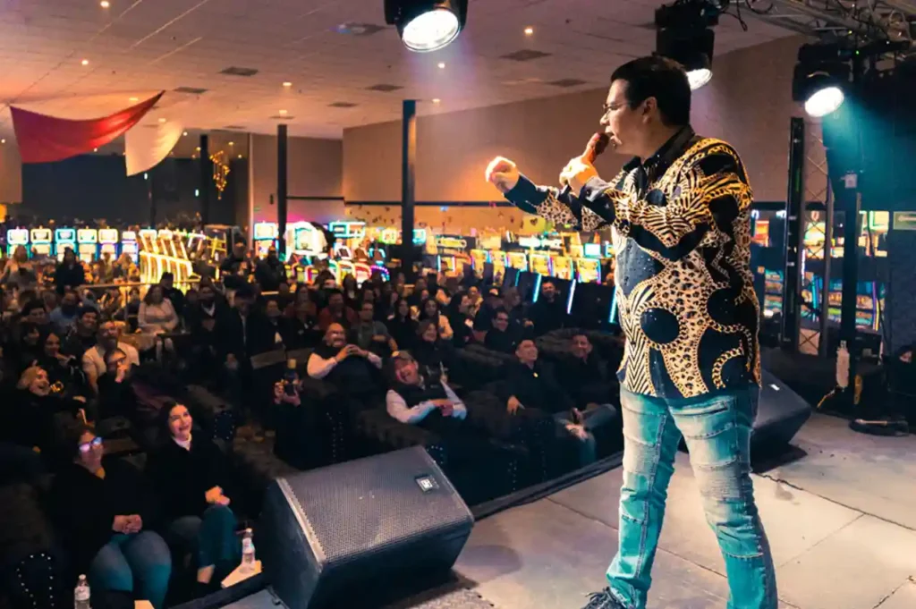 José Luis Zagar en el escenario de Casino Centenario, interactuando con el público durante su show de comedia.