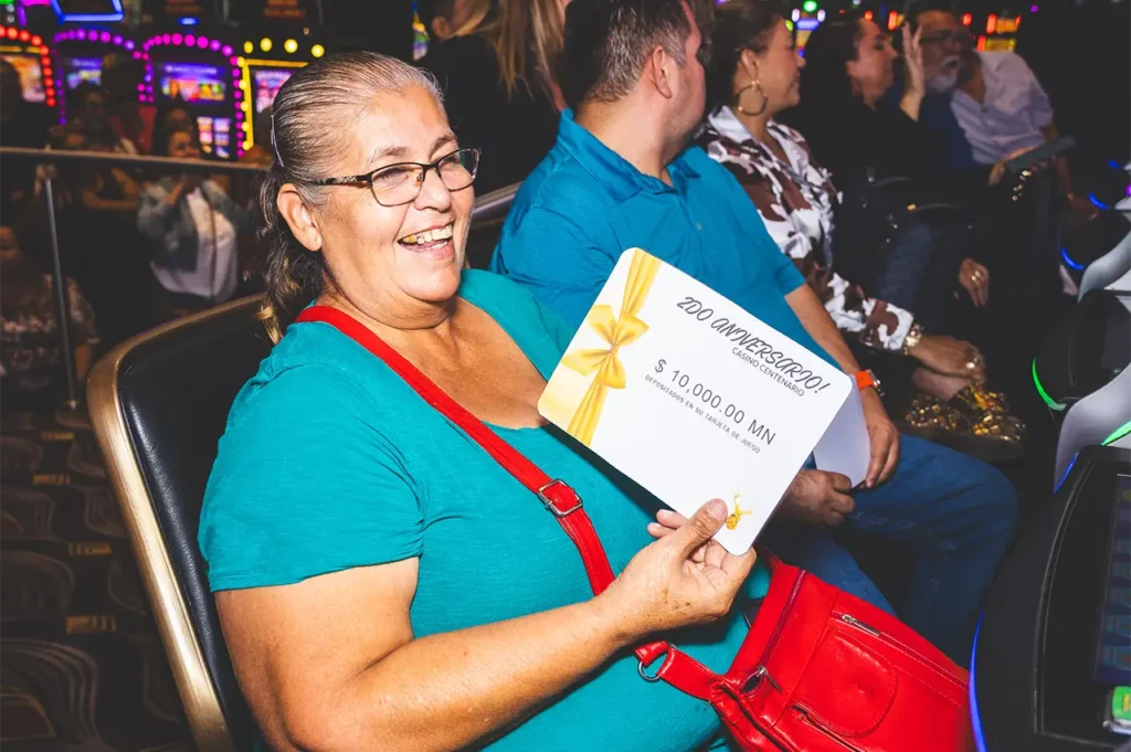 Ganadora de $10,000 MXN en maquinitas durante el segundo aniversario de Casino Centenario en Nuevo Laredo.