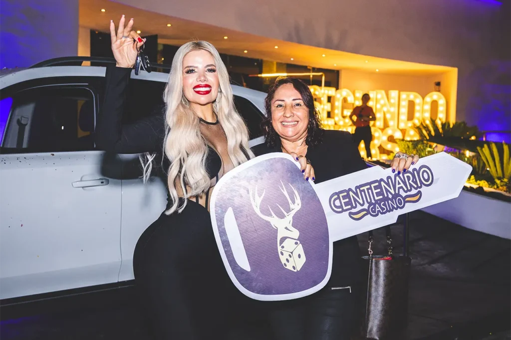 Ganadora de automóvil recibiendo las llaves en la rifa especial del segundo aniversario de Casino Centenario en Nuevo Laredo.