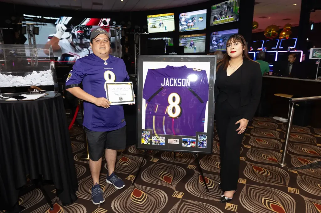 Ganador de memorabilia deportiva en Sportsbook durante el segundo aniversario de Casino Centenario en Nuevo Laredo.